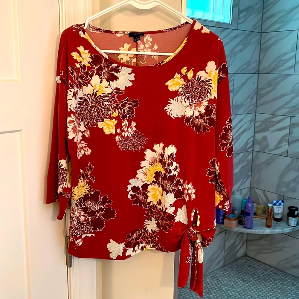 Women Ann Taylor Blouse.  Excellent condition worn maybe twice.